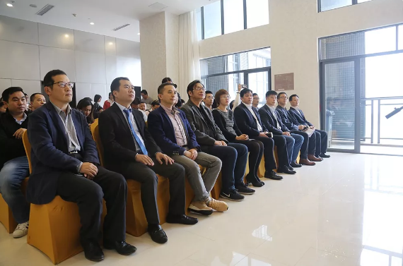 凯发K8国际董事长周泳锋出席恩平市华侨创业孵化基地挂牌仪式并被聘请为创新创业导师
